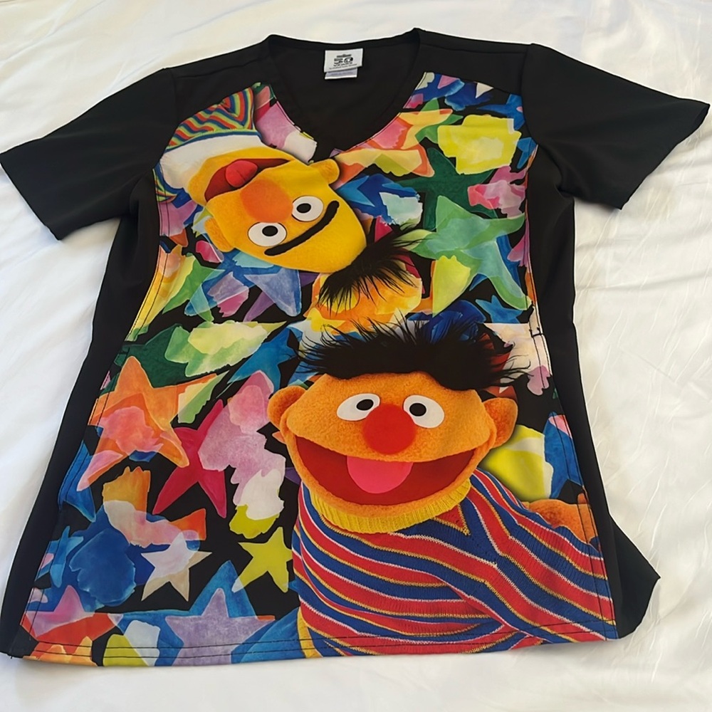 SESAME STREET 50 Years and Counting Bert and‎ Ernie Character Print Scrub Top XS